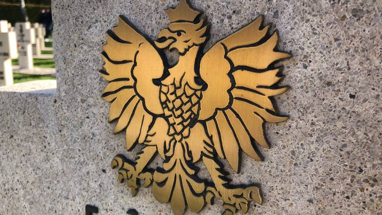 Het nationale symbool van Polen, de adelaar, op ereveld Ettensebaan Breda (foto: Willem-Jan Joachems)