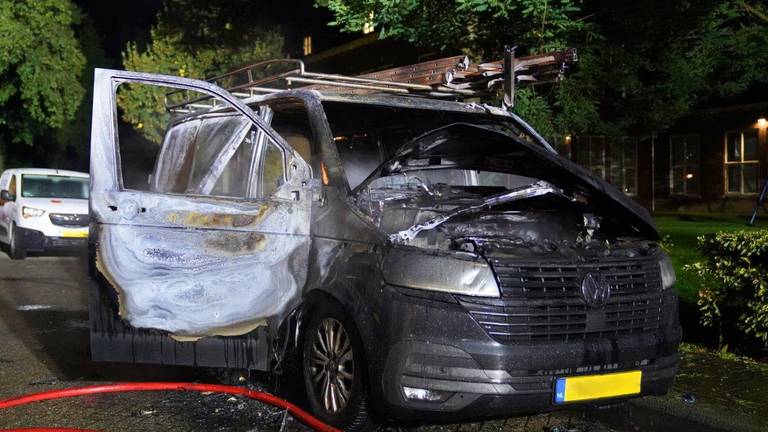 Dakdekkersoorlog gaat door, weer bedrijfswagen in vlammen op