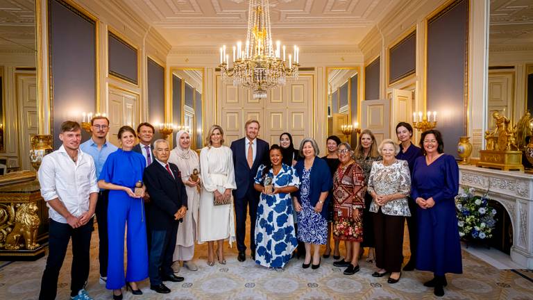 De trotse winnaars samen met het koningspaar en prinses Beatrix (Foto: Oranje Fonds/Patrick van Katwijk).