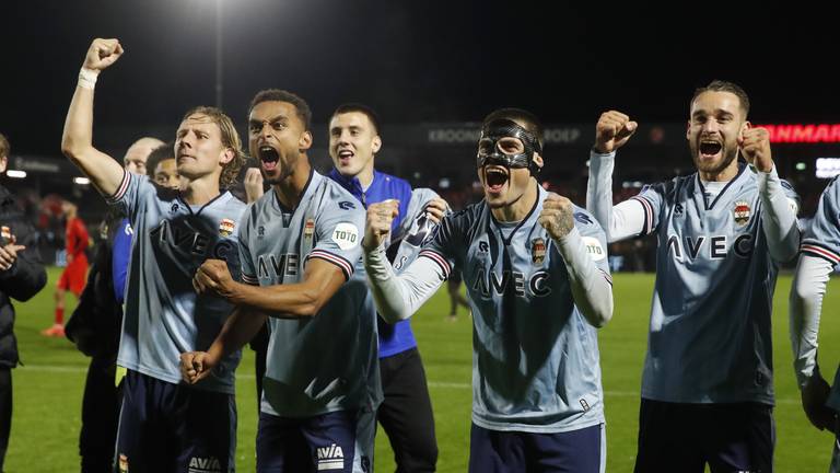 Enthousiaste spelers van Willem II na een moeizame winst tegen Almere City (Foto: ANP).