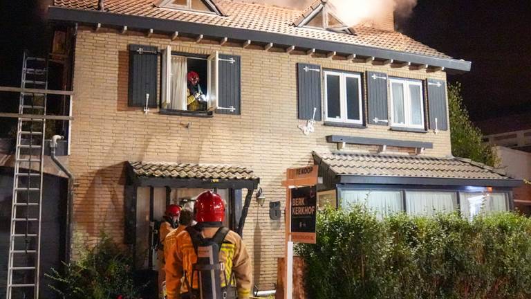 Huis in brand in Helmond (foto: Harrie Grijseels / SQ Vision).