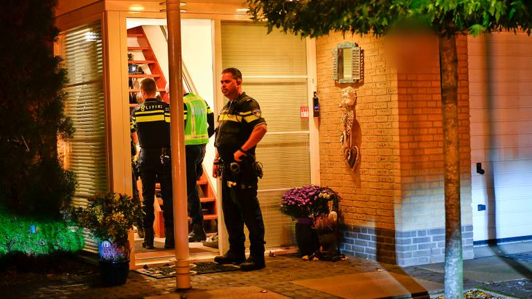Vrouw (53) steekt echtgenoot neer in huis, man gewond aan rug