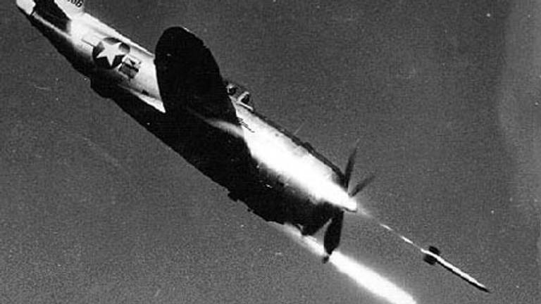 Thunderbolt P47 schiet raketten af (foto: archief).