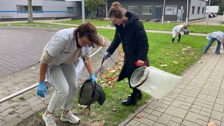 Verpleegkundigen rapen de peuken op (Foto: René van Hoof)