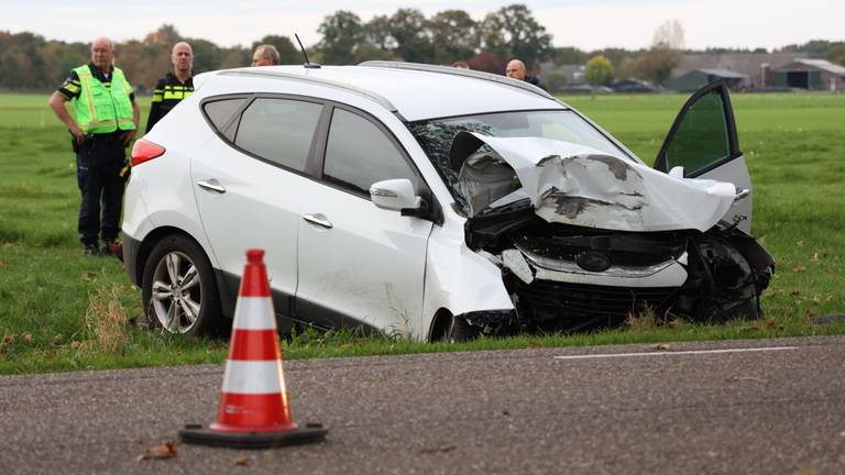 Man rijdt met auto tegen boom en raakt gewond (foto: Marco van den Broek / SQ Vision).