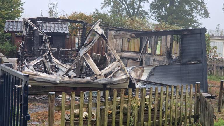 Vlammenzee verwoest stacaravan, aanbouw en schuurtje op vakantiepark