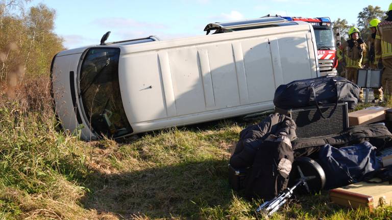 Een busje met drie inzittenden belandde in de berm van de A67 (foto: Harrie Grijseels/SQ Vision).