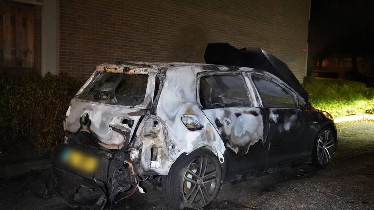 Auto van dakdekker in Den Bosch uitgebrand na explosie