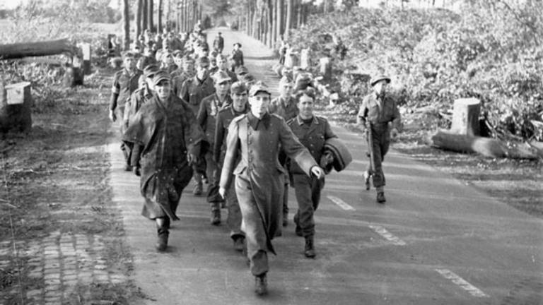 Marcherende Duitse krijgsgevangenen uit Huijbergen over de Putseweg op 15 oktober 1944 (foto: archief)
