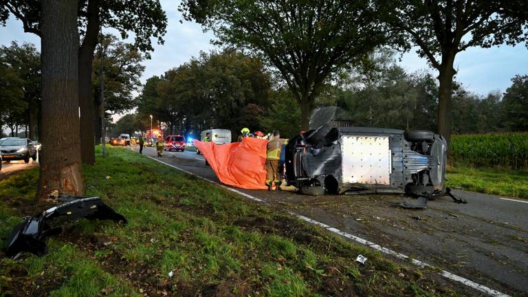 N65 nog steeds dicht na ernstige botsing, bestuurder gereanimeerd