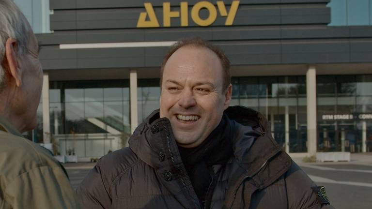 Frans Bauer voor de plek waar hij twee avonden gaat optreden: Rotterdam Ahoy.