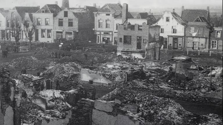 Centrum Zevenbergen na verwoestend bombardement en beschietingen (foto: archief) .