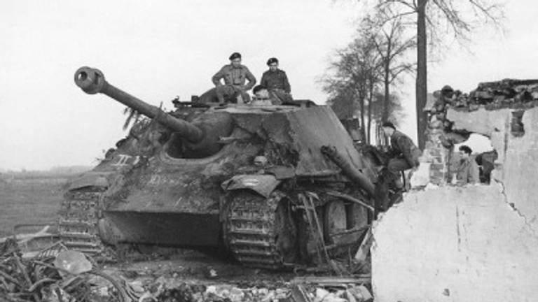 Poolse soldaten bij een uitgeschakelde Duitse Jagdpanther bij Zevenbergschen Hoek/ Drie Hoefijzers, november 1944 (foto: archief).