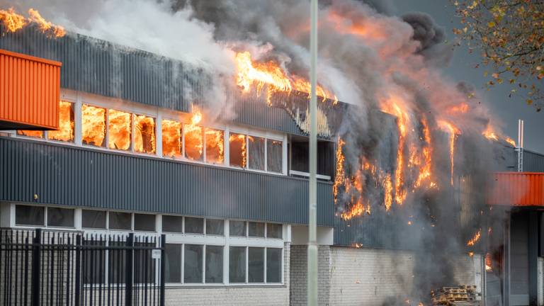 Grote brand in loods zorgt voor enorme rookpluimen: zo ziet dat eruit