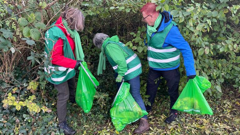 Vrijwilligers maken kilometers aan rivier schoon: 'Schokkend zoveel afval'