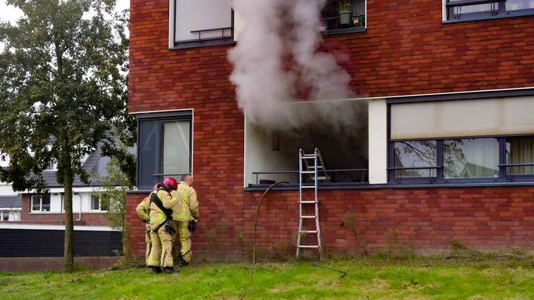 Felle brand in woonkamer appartement, ramen gesprongen