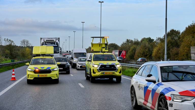 De A58 bij Breda is dicht na een ongeluk (foto: Tom van der Put/SQ Vision).