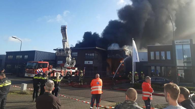 Bedrijf in brandbeveiliging volledig verwoest na brand op industrieterrein