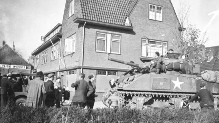 Poolse tank rijdt bij Saksen Weimarplein (Zandberg) Breda 29 oktober 1944 (foto: Stadsarchief Breda)