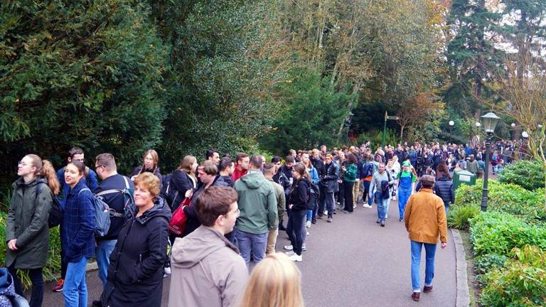 Enorme drukte bij de nieuwe Efteling-attractie. (Foto: Omroep Brabant)