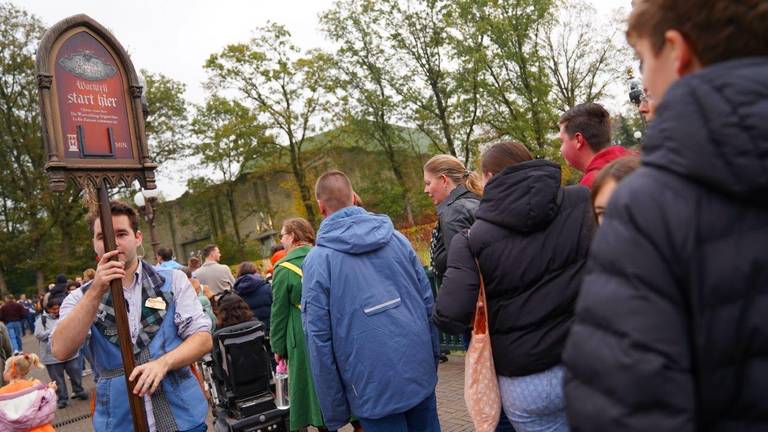 Bezoekers staan in de rij bij de Efteling (foto: Omroep Brabant).