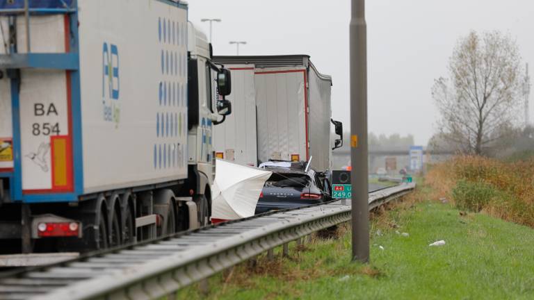 Ernstig ongeval op de A4, twee inzittenden in auto overleden
