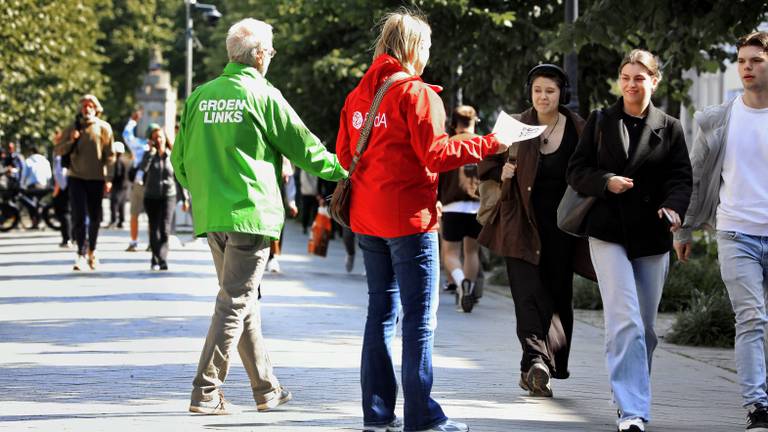 Tijdens de campagne voor de Europese verkiezingen werd in Breda gezamenlijk geflyerd (foto: ANP)