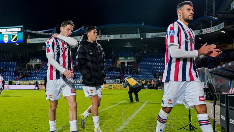 De spelers verlaten het veld na de nederlaag (foto: Orangepictures).