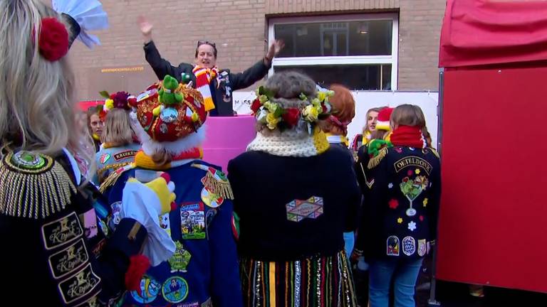 De stemming zat er goed in bij de vrouwenurinoirs (foto: Omroep Brabant).