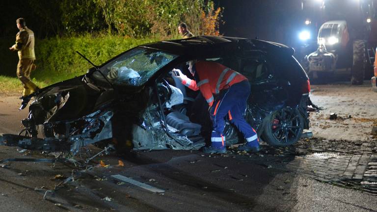 Man (22) overlijdt nadat auto van de weg raakt, andere inzittenden gewond