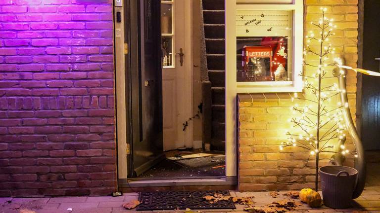 Jonge daders vluchten na plaatsen explosief bij huis