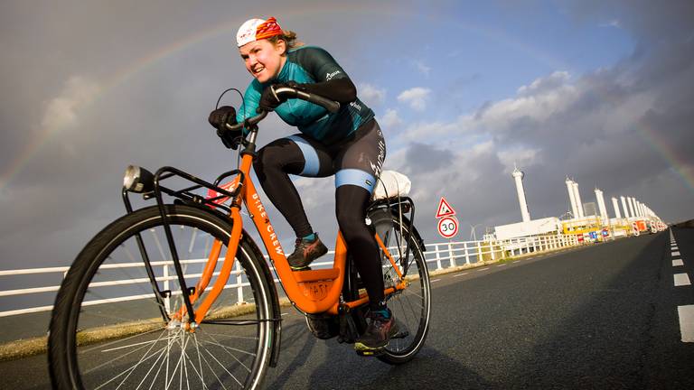 Ingrid beukt het hardst tegen de wind in en wint NK Tegenwindfietsen