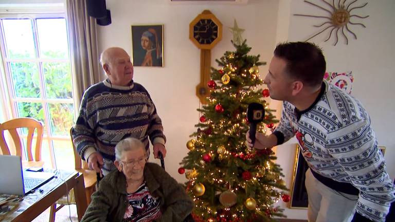 Antoon en Dymphna met de kerstboom.