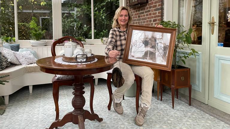 Jacqueline Bekkers-Vermeulen met de foto van de familie Van Gogh en Begemann (Foto: Alice van der Plas)