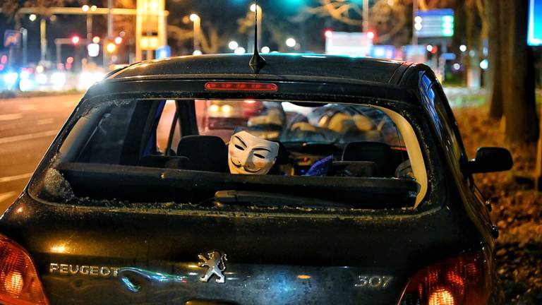 In de auto lag een opvallend masker (foto: SQ Vision).