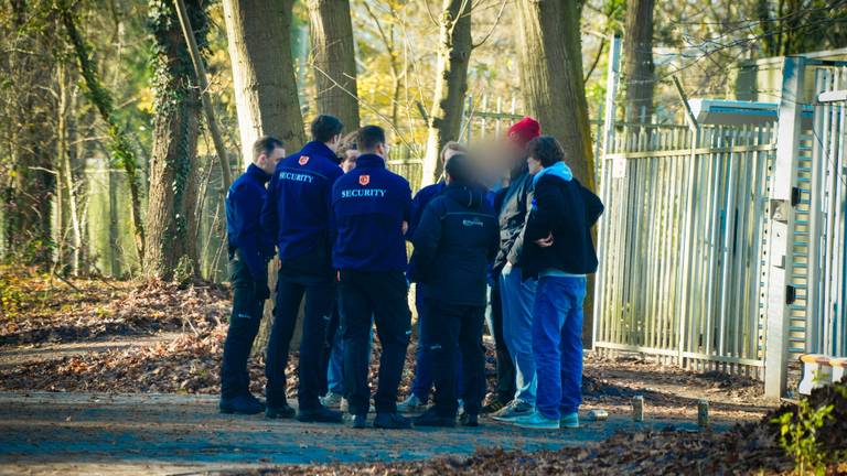 Dronken overlastgevende jongeren zijn buiten de Eftelingpoort gezet (foto: SQVision)