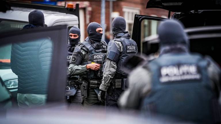 'Vrouw gegijzeld en bedreigd met wapen': veel politie, maar vals alarm