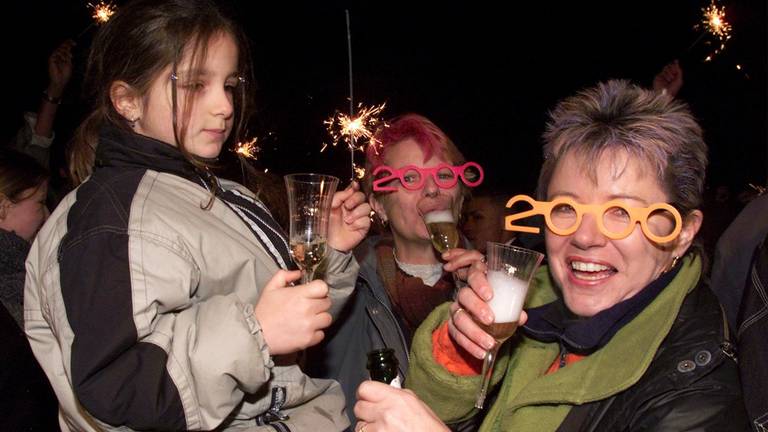 Paniek door millenniumbug: geen geld en neergestorte vliegtuigen