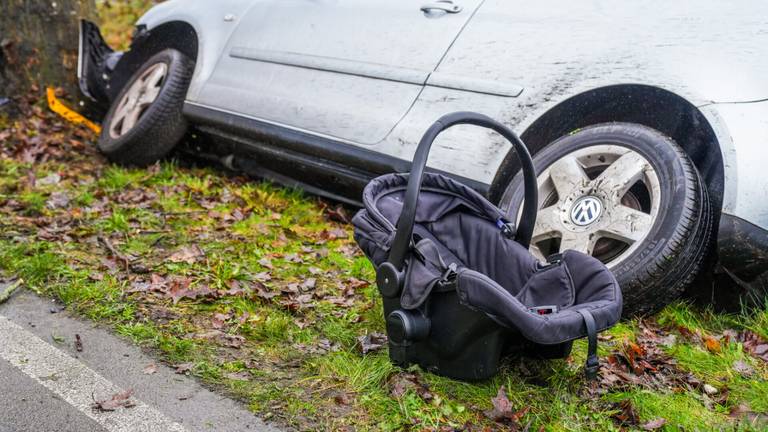 Auto met klein kind botst tegen boom, bestuurder en kind naar ziekenhuis