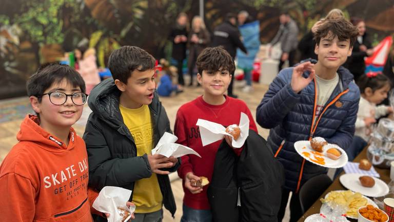 Toen de gemeenteraad de opvang open wilde houden, werd er nog feest gevierd (foto: Jan Waalen).