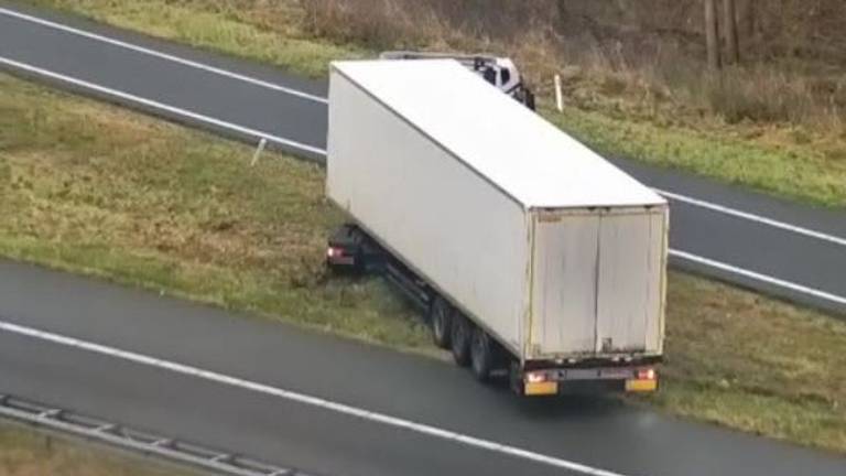 Vrachtwagen zit vast in berm (foto: Rijkswaterstaat).