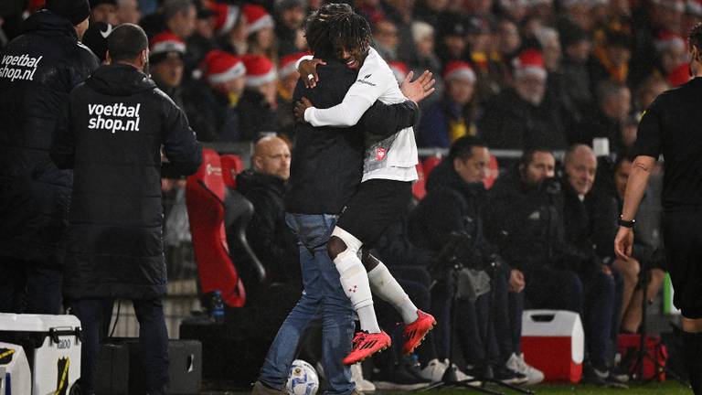 Een blije Saná Fernandes na zijn eerste treffer (foto: ANP).