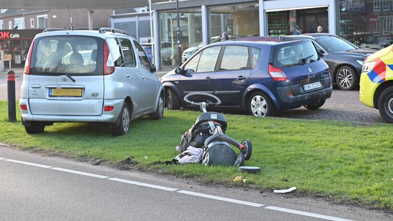 Vrouw met kinderwagen aangereden door auto