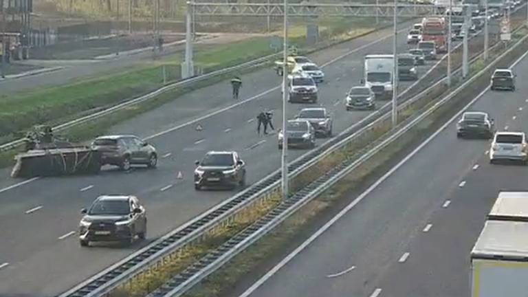 Aanhanger met hout kantelt op A58: uur vertraging