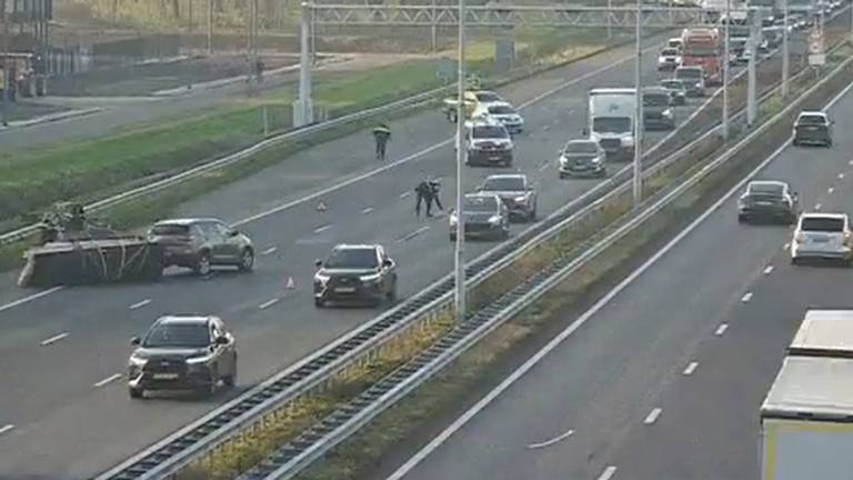 De aanhanger met hout kantelde op de A58 (foto: Rijkswaterstaat Verkeersinformatie).