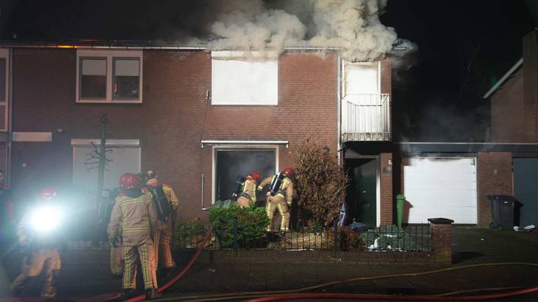 Bewoners op tijd gered, maar brand verwoest huis