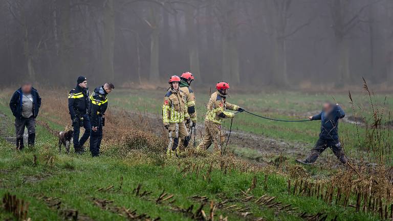 Brandweer redt man die wegzakt in de modder