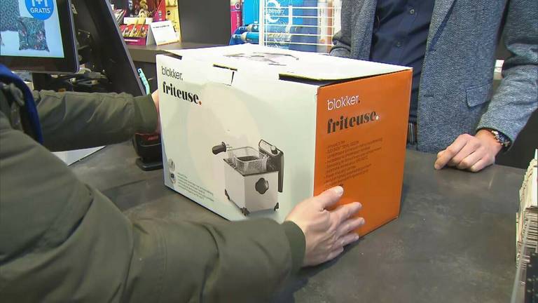 Klant koopt friteuse bij de Blokker (foto: NOS).