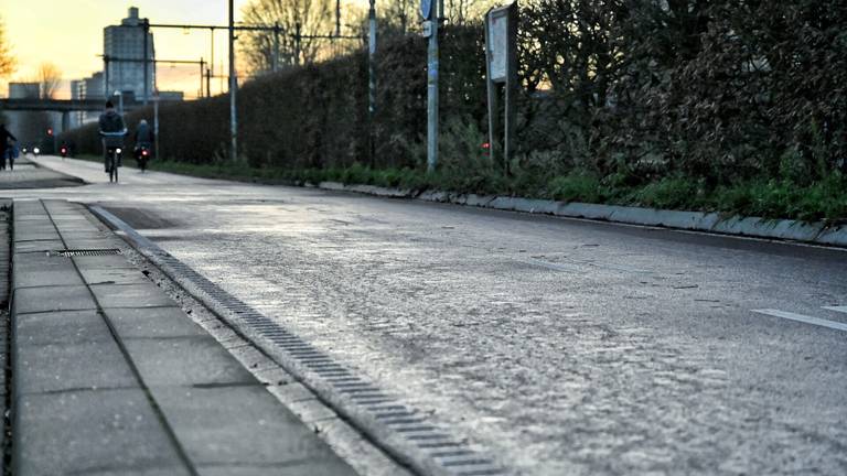 Dit fietspad in Tilburg was woensdag veranderd in een ijsbaan (foto: Toby de Kort/SQ Vision).
