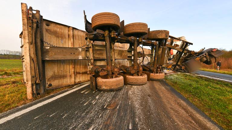 Chauffeur van vrachtwagen met friet die kantelde op N69 was onder invloed